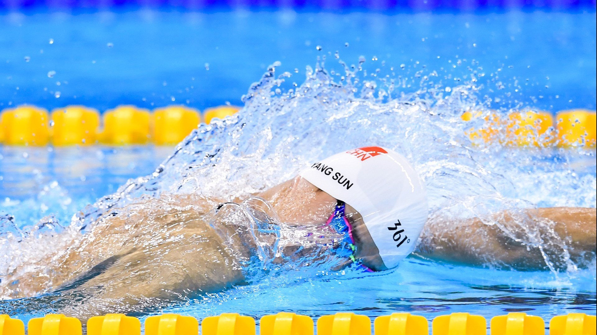 莱万跨界封神！回归首秀助雄鹿逆转，现场观众彻底沸腾
